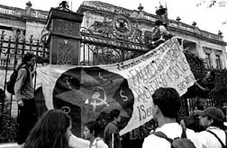 rumbo a la instauracion de la dictadura del proletariado desde las banquetas de gobernacion y el bloqueo de la avenida bucareli por parte de los heroicos (ja ja ja ja ja)