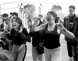 estudientes exigiendo el regreso a clases a los estudiantes paristas