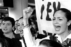 Ellas tambien protestan, ellas tambien luchan, ellas son el impulso a la democratizacion de Mexico