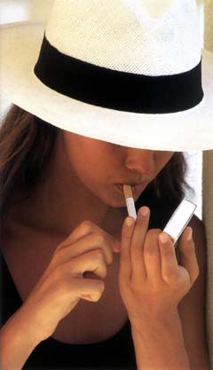 mujer fumando