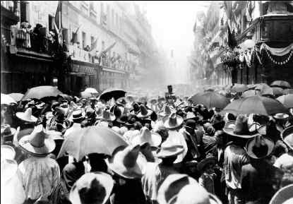 multitud en el desfile