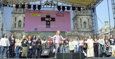 En el zócalo, música y poesía contra la violencia de género