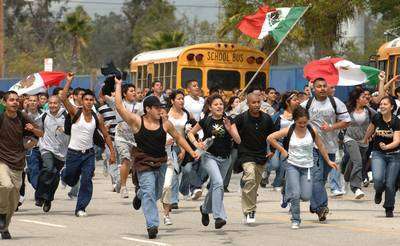 Se unen estudiantes a la protesta