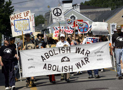 Bush vacaciona, pero lo siguen las protestas