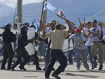 bolivia: dos muertos y cien heridos