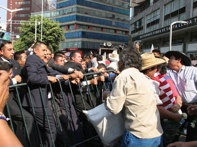 Con vallas, el EMP encierra a manifestantes