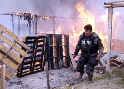 AGENTES FEDERALES DESALOJAN PREDIO