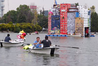 Chili Moon Town Tour, mole creada por los artistas Anna Galtarossa (italiana) y Daniel González (argentino), que flota en el lago mayor de la segunda sección del bosque de Chapultepec, de donde partirá rumbo a Tijuana para intentar llegar a Estados Unidos