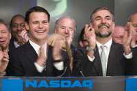 Randall Breitenbach (izquierda) y Hal Washburn, presidentes ejecutivos de la firma independiente de petróleo y gas BreitBurn Energy Partners, aplauden en la apertura de mercado, ayer, en la bolsa de Nueva York, donde el índice Dow Jones cerró con un alza de 0.12 por ciento, hasta las 13 mil 105.5 unidades, impulsado por los buenos resultados empresariales