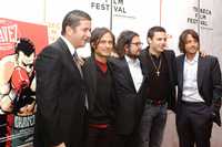 El documental Chávez, que marca el debut tras las cámaras del actor Diego Luna, se estrenó mundialmente el jueves por la noche, en el Festival de Cine de Tribeca, que se celebra en Nueva York. En la imagen, Luna, acompañado por Julio César Chávez junior, Pablo Cruz y Gael García Bernal