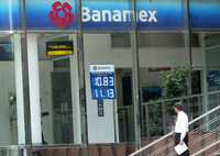 Fachada de una sucursal de Banamex en el Distrito Federal. El corporativo maneja 41 mil 527 empleados en el país, que equivale a 15.8 por ciento del total de los que trabajan