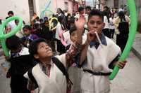 Decenas de menores indígenas de la comunidad tzotzil Las Florecillas realizaron un desfile por las principales calles de San Cristóbal de las Casas, Chiapas, para celebrar el Día del Niño