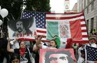 Marcha de inmigrantes latinoamericanos efectuada ayer en el centro de Portland, Oregon; molestos por las redadas recientes contra indocumentados y por el poco eco que han tenido sus demandas en el Congreso, miles se manifestaron en diversas ciudades de Estados Unidos en demanda de que se abra una vía para su legalización