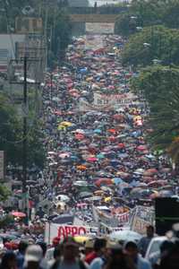 El desfile en Oaxaca del Día del Trabajo sirvió de ocasión para exigir la renuncia del gobernador Ulises Ruiz