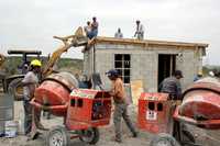 Organizaciones no gubernamentales y trabajadores del gobierno de Cohauila, encabezado por el gobernador Humberto Moreira Valdez, continúan los trabajos en la zona devastada por un tornado en Villa de la Fuente, en Piedras Negras