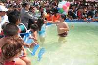 Marcelo Ebrard inauguró el pasado lunes la sexta playa artificial del Gobierno del DF, la cual fue instalada en el bosque de Tláhuac en beneficio de miles de niños, quienes también disfrutaron de una minimarquesa, un corredor ecológico y una granja