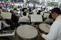 Atrilistas de las orquestas pertenecientes al INBA y de otras instituciones, ayer, durante la interpretación de Carmina Burana, de Carl Orff, durante la protesta contra la nueva ley del ISSSTE que realizaron frente al máximo recinto cultural del país