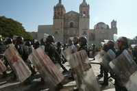 En una imagen del 27 de noviembre de 2006, agentes de la Policía Federal Preventiva montan guardia en las inmediaciones del templo de Santo Domingo