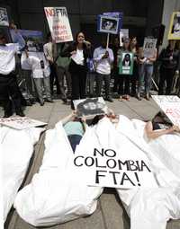 Activistas por los derechos humanos protestaron en Washington contra el presidente colombiano Alvaro Uribe, a las afueras de Centro para el Progreso de América. Con el apoyo del presidente estadunidense George W. Bush, Uribe intenta convencer a los legisladores de ese país para que aprueben más ayuda militar y para el combate al narcotráfico en Colombia y apoyen el acuerdo comercial bilateral