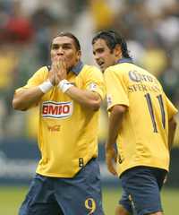 Salvador Cabañas festeja el gol que le marcó al cuadro chileno; lo observa su compañero Santiago Fernández