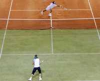 El suizo Federer (arriba) responde el saque del español Nadal, en el partido disputado en Palma de Mallorca