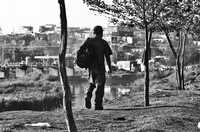 Un migrante solitario camina por el borde del río Bravo, en Ciudad Juárez, Chihuahua, en busca del lugar más adecuado para cruzar hacia territorio de Estados Unidos