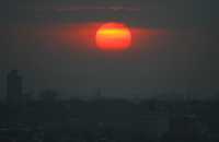 Puesta de sol en Manila en medio de los cada vez más frecuentes bancos de neblina. Mientras, en Bangkok, expertos alertan sobre la urgencia de frenar la emisión de gases con efecto invernadero a la atmósfera, responsables del cambio climático