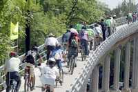 Dos tramos de los 120 kilómetros de ciclopistas que hay en la ciudad de México. Arriba, el ubicado en el Periférico. Abajo, el que va de avenida de las Palmas a Reforma