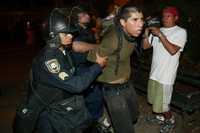 Universitarios, la mayoría de los detenidos durante las protestas contra la visita del presidente de Estados Unidos, George W. Bush, el pasado 13 de marzo