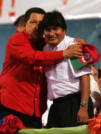 Los presidentes de Venezuela, Hugo Chávez (izquierda), y de Bolivia, Evo Morales, durante la inauguración de la cumbre del ALBA, en Barquisimeto, el pasado 27 de abril