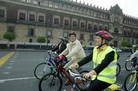 El jefe de Gobierno, Marcelo Ebrard, en su camino a la Alameda saludó a un repartidor. Posteriormente arribó al Zócalo acompañado de miembros de su gabinete