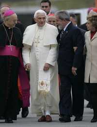 El presidente de Brasil, Luiz Inacio Lula da Silva, acompañado de su esposa, Marisa, recibió ayer al papa Benedicto XVI, en el aeropuerto de Sao Paulo