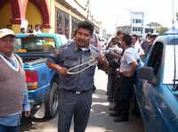 Policías municipales en San Salvador Atenco se manifestaron frente al palacio municipal, donde colocaron pancartas exigiendo mejoras laborales. Algunos, aseguraron, incluso tienen que utilizar resorteras