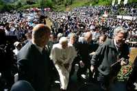 El papa Benedicto XVI, durante su visita al centro de rehabilitación Hacienda de la Esperanza, ubicado en el municipio de Guaratinguetá, Brasil