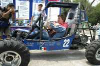 La secretaria del Medio Ambiente del GDF, Martha Delgado, inauguró la Cuarta Feria del Agua, en el parque México. En la imagen, operando un auto al que se instaló un motor de hidrógeno