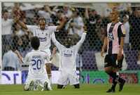 Gerardo Higuaín, Mahamadou Diarra (derecha) y Ferreira Emerson celebran el tanto de la victoria merengue