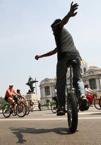 Miles de familias, grupos de amigos, parejas y de manera individual salieron ayer a pasear en bicicleta y patines