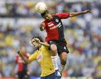 Santiago Fernández (izquierda) anotó uno de los cuatro goles del América. En la gráfica disputa el balón con el atlista Luis Robles