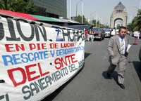 Plantón de maestros disidentes frente a las oficinas del ISSSTE