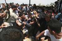 Un guardia de seguridad de Hamas es llevado al hospital tras resultar herido en un ataque del ejército israelí en Rafah, al sureste de la franja de Gaza.