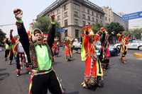 Un grupo de danza de Bolivia causó sensación por el colorido de su vestimenta, en el primer Festival de la diversidad cultural