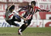 Radamel Falcao García, del River (izquierda), y Gonzálo Saucedo, durante el partido en el estadio Monumental de Buenos Aires