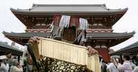 Un participante en el festival Sanja, de Tokio, muestra un instrumento tradicional japonés