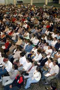 El Gobierno del Distrito Federal constituyó cuatro cooperativas concentradoras de costura que fabricarán los uniformes escolares que se otorgarán gratuitamente a estudiantes de primaria y secundaria