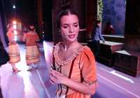 Tras bambabilas ocurre de todo: se estirán los músculos, se repasan diálogos y coreografías, pero también se disfruta con la tensión del ensayo