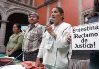 Lourdes Crescencio Torres, habitante del municipio Soledad Atzompa; Javier Pérez Pascuala, alcalde del lugar, y la actriz Jesusa Rodríguez, durante el foro