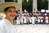 Jesusa Rodríguez y las concursantes de Miss Realidades 2007