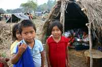 Más de un centenar de indígenas, entre ellos niños, mujeres y ancianos, viven en un campamento construido con pedazos de plástico y madera, luego de haber sido desplazados de la comunidad El Carrizal, municipio de Ocosingo, debido a un tiroteo por desacuerdos sobre la tenencia de tierras