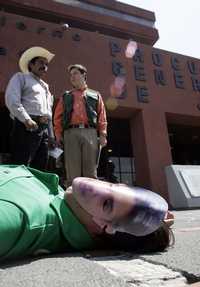 Ildefonso Zamora (izquierda), presidente de bienes comunales de San Juan Atzingo, y Héctor Magallán (derecha), coordinador de la campaña de bosques y selvas de Greenpeace en México, se manisfestaron frente a la Procuraduria General de Justicia del estado de Mexico (PGJEM) para demandar que se esclarezca el asesinato de Aldo Zamora