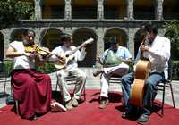 El grupo de música oxaqueña Pasatono, ayer, en el recinto de Justo Sierra 16, Centro Histórico, durante el anuncio de la programación de las jornadas culturales que se desarrollarán de forma paralela a la muestra Revelaciones, que concluirá el 24 de junio